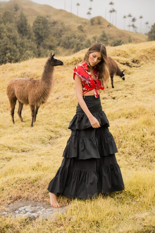 Falda larga negra de tres golas